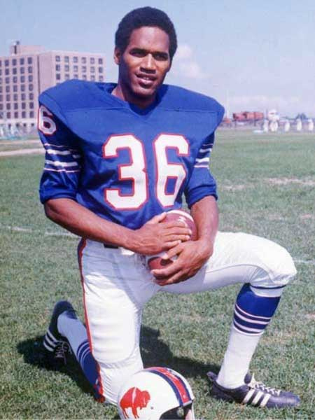O ex-jogador de futebol O. J. Simpson durante seus dias de jogo