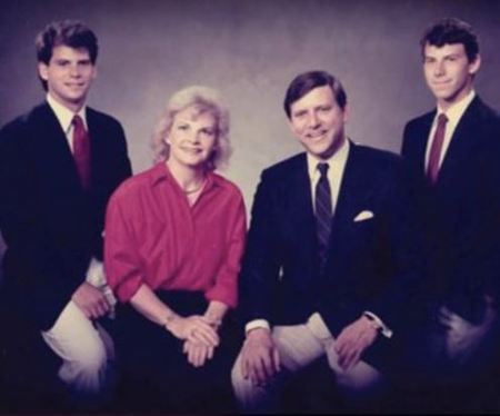 Lyle Menendez est allé à l'Université de Princeton mais a été expulsé parce qu'il a copié d'autres étudiants's lab report.