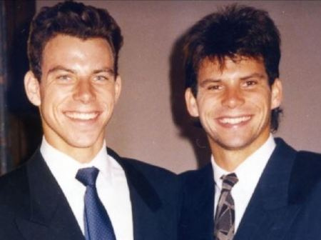 On pense que Lyle Menendez et Erik ont dépensé environ 700 000 dollars entre les meurtres et leurs arrestations.