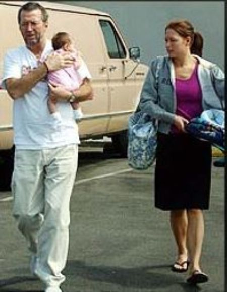 Eric Clapton y Melia McEnery con su pequeña hija, Julie Rose Clapton.