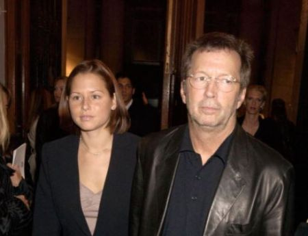 El cantante de Pilgrim 1998, Eric Clapton, con su esposa, Melia McEnery, en octubre de 2003.