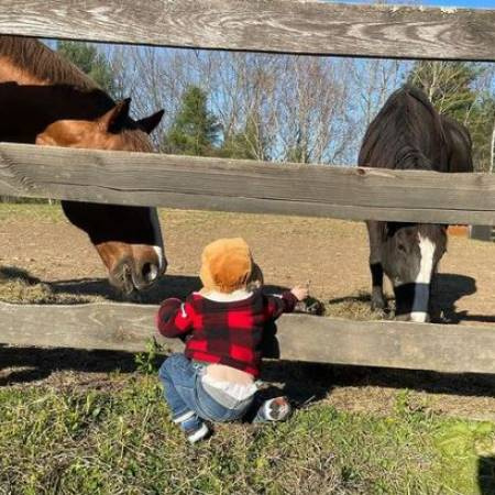 O garoto estrela americana Thomas Seyfried Sadoski vive em uma fazenda com seus pais