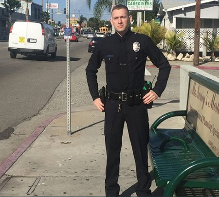 Zizzo serve como policial.