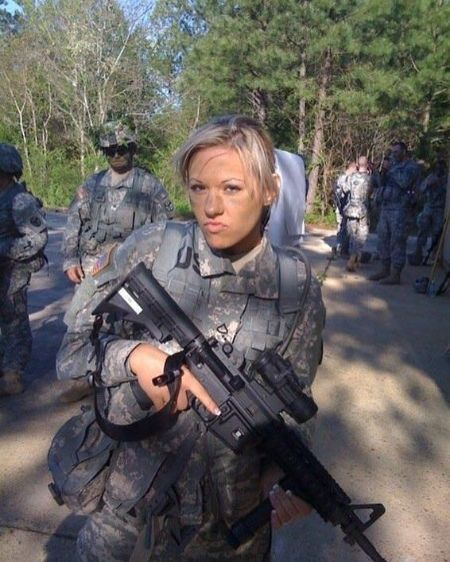 Ancien garde national de l'armée, mannequin et barman, Kindly Myers.