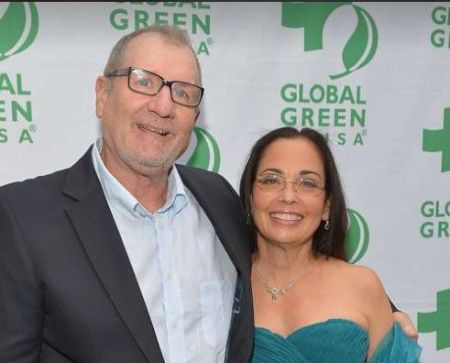 Catherine Rusoff, natural de Nova Jersey com seu marido, Ed O'Neill, the star of Modern Family.