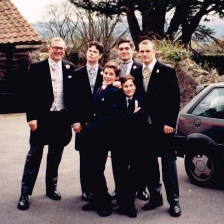 Simon Cavill tiene cuatro hermanos
