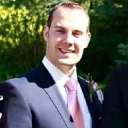 Simón Cavill's relationship status is unknown