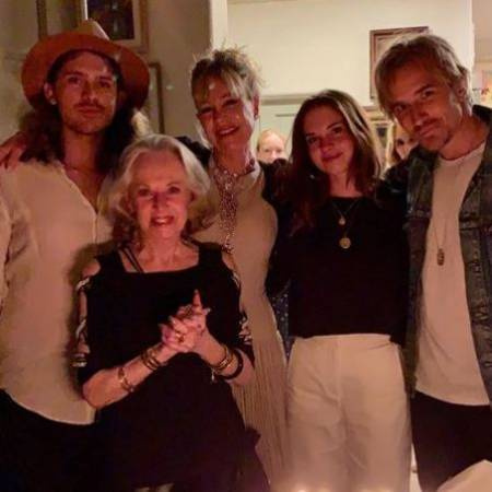 Estrela americana e ator Alexander Bauer com sua mãe e irmãos