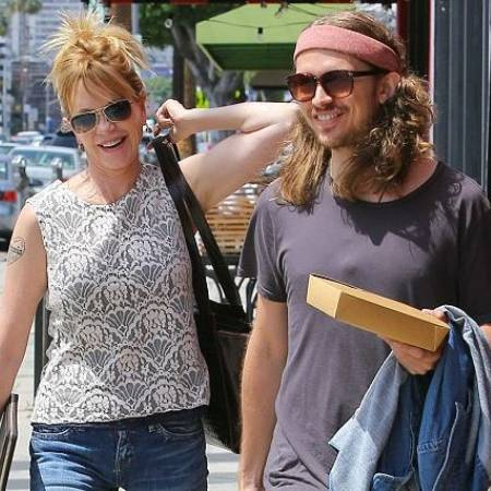 Estrela americana Alexander Bauer curtindo seu tempo com sua mãe Melanie Griffith