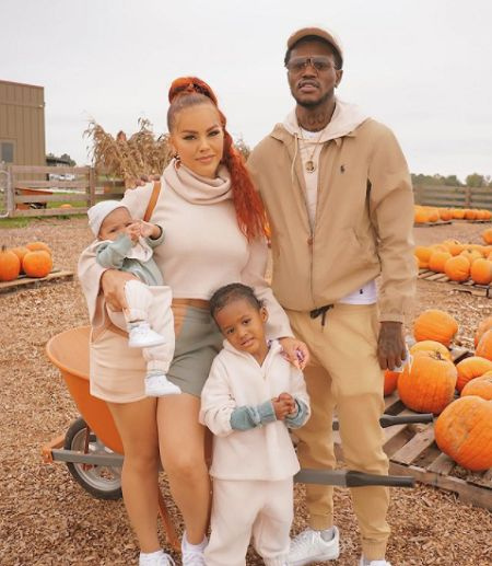   Nova Whitfield con i suoi genitori e la sorella