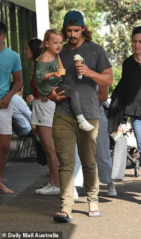 Brenton Thwaites hija Birdie Thwaites