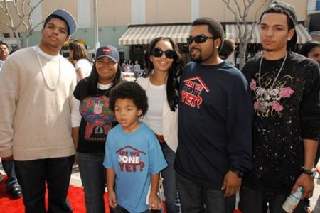 Karima Jackson con sus padres y hermanos