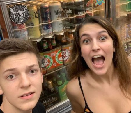   Weston ammette di aver spazzato via una volta sua sorella, Kalynn's image. 