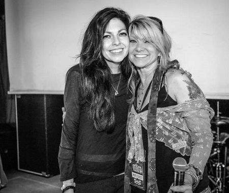Amy Lee Nelson com sua irmã.