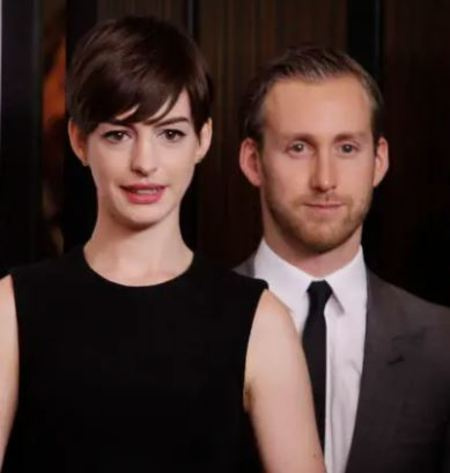 Adam Shulman e sua esposa Anne Hathaway