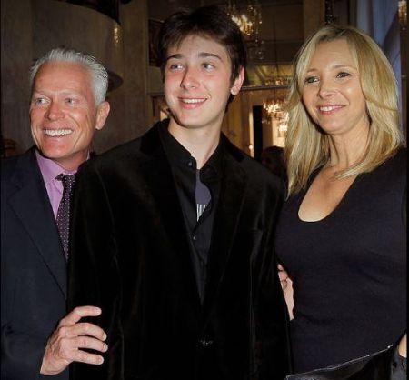   desde la derecha, la actriz de The Opposite Of Sex, Lisa Kudrow, su hijo, Julian, y su esposo, Michel.