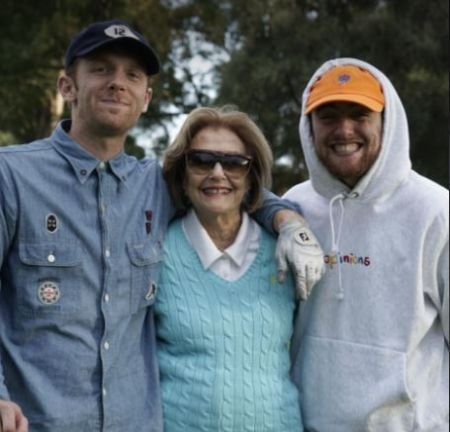 Miller McCormick con su madre Karen y el difunto hermano y cantante Mac Miller