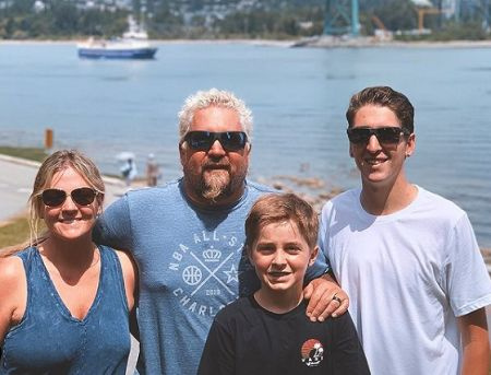 Lori Fieri tem dois filhos com o marido Guy.