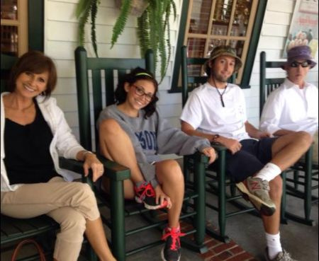   La maestra di prima elementare Terri Gowdy con il marito ex politico e i loro due figli.