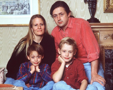 Kieran Culkin (abajo a la izquierda) con Macaulay Culkin y sus padres, Kit y Patricia