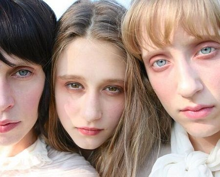 Laryssa tiene seis hermanos, incluidas tres hermanas.