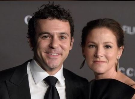 Fred grabó el anillo de Jennifer con una línea de su película favorita.