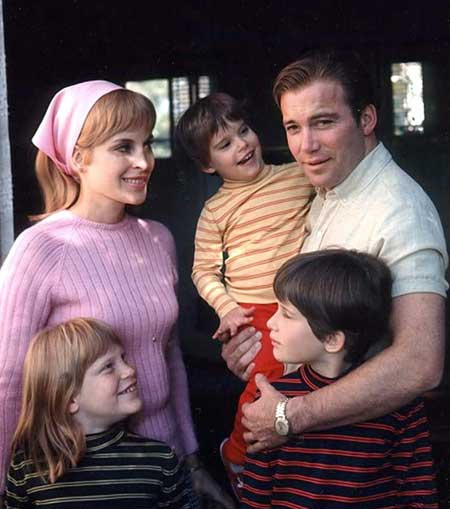   William Shatner und seine erste Frau Gloria Rand mit ihren drei Töchtern