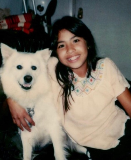 Darlene Ortiz a 55 ans en 2022 ; Sa photo d'enfance avec un chien