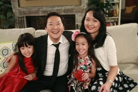 Tran Jeong y su esposo Ken con sus hijas gemelas