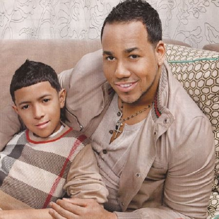 Alex Damian Santos con su padre Romeo Santos
