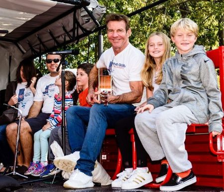   El actor de In Good Company Dennis Quaid con sus hijos gemelos y el superviviente de una sobredosis de heparina Thomas Boone Quaid y Zoe Quaid