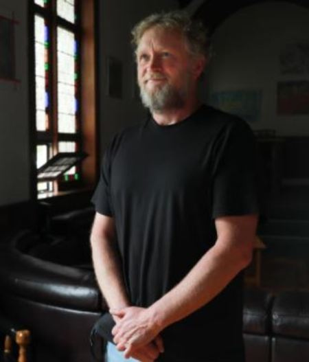 Michael Brunner, hijo de Charles Manson y su seguidora Mary Brunner, nació un año antes de los asesinatos de Sharon Tate. (Jessica Q. Chen / Los Angeles Times)