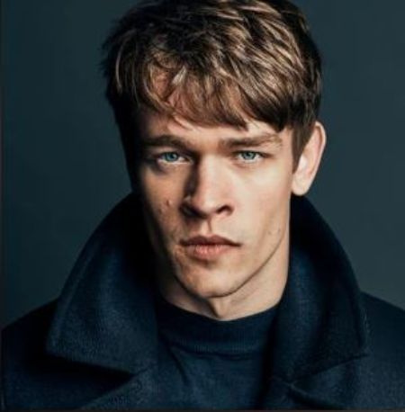 El actor canadiense Thomas Elms, conocido por interpretar a Hamish Duke en la serie dramática de Netflix The Order.