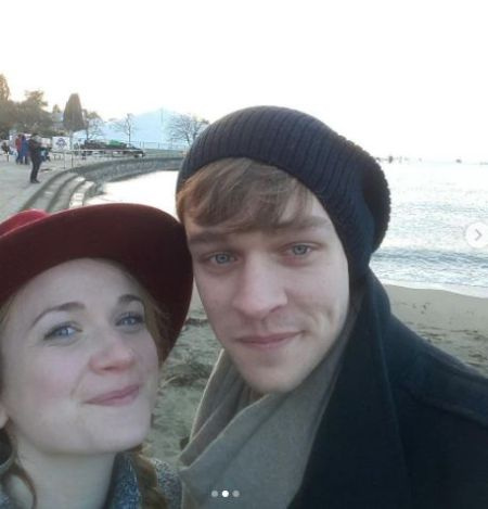 El actor de cine y televisión canadiense Thomas Elms con su pareja Sophie Graham