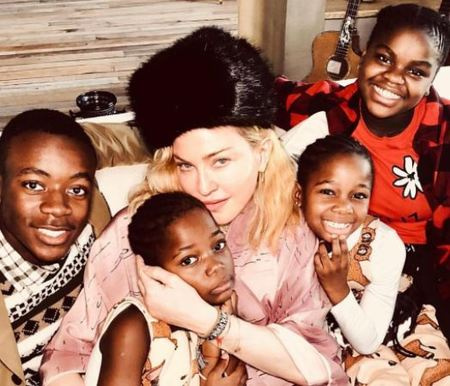 Madonna había negado previamente la adopción de sus recientes gemelos de Malawi.