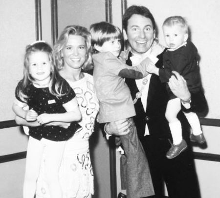 Carly Ritter é a segunda filha do falecido ator John Ritter. John era conhecido por seu papel na série Três's Company
