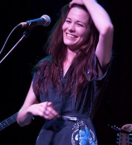 Carly é uma cantora country mais conhecida como filha do falecido ator John Ritter