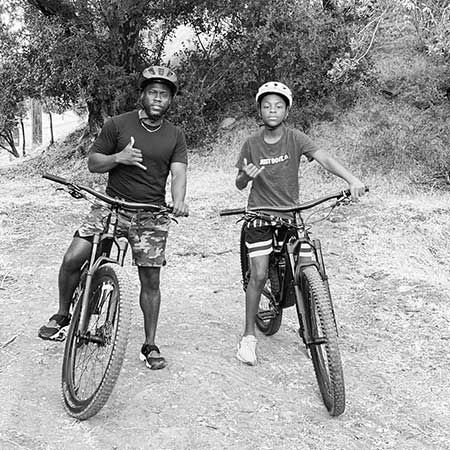 Hendrix Hart siguió andando en bicicleta con su padre