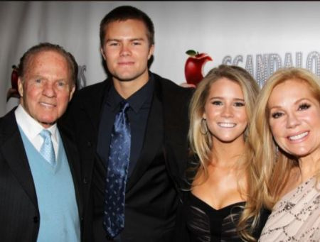   Kathie Lee Gifford era precedentemente sposata con l'ex giocatore della NFL, Frank Gifford con il quale ha avuto due figli.