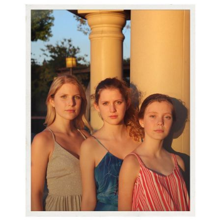 Isabella Louise Astin con sus hermanas