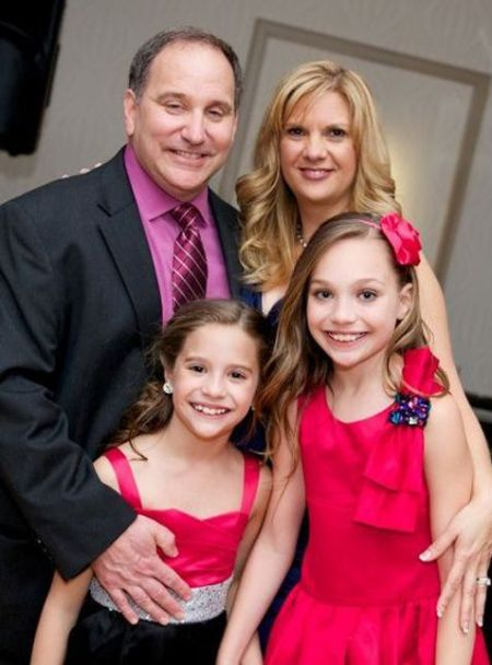   Mackenzie Ziegler con Maddie y su madre, Melissa y su padrastro, Greg.