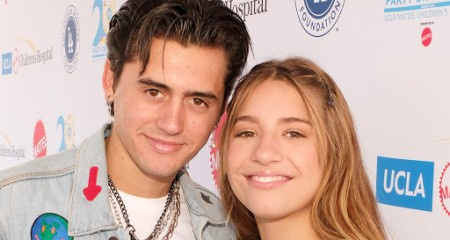   Kenzie Ziegler e Isaak Presley asistiendo a un evento.