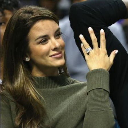 Yvette Prieto muestra su anillo de compromiso con su prometido Michael Jordan