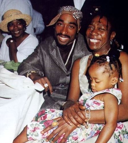   Algunas fotos familiares de Tupac's shows the rapper beside an unidentified little girl. These pictures have suggested that he could be the father of Jaycee Shakur.