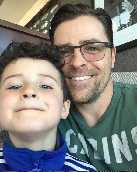 Kavan Smith com seu filho.