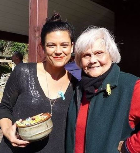 La costumière Lucy McLay avec l'un de ses proches présumés en août 2016.