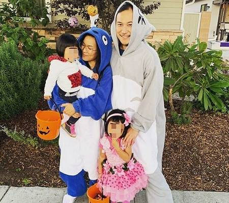 Justin e sua esposa Ali Wong com seus filhos, mas seu rosto borrou completamente o rosto de seus filhos.