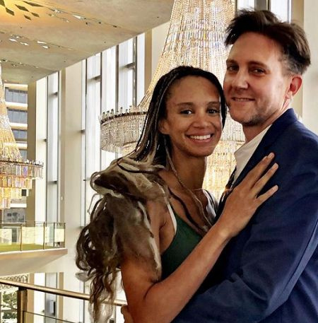   AjaBleu esce con il suo partner John dal 2019.