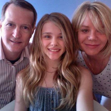 A jovem Chloe Grace Moretz com o pai e a mãe