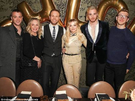 Chloe com sua mãe e irmãos